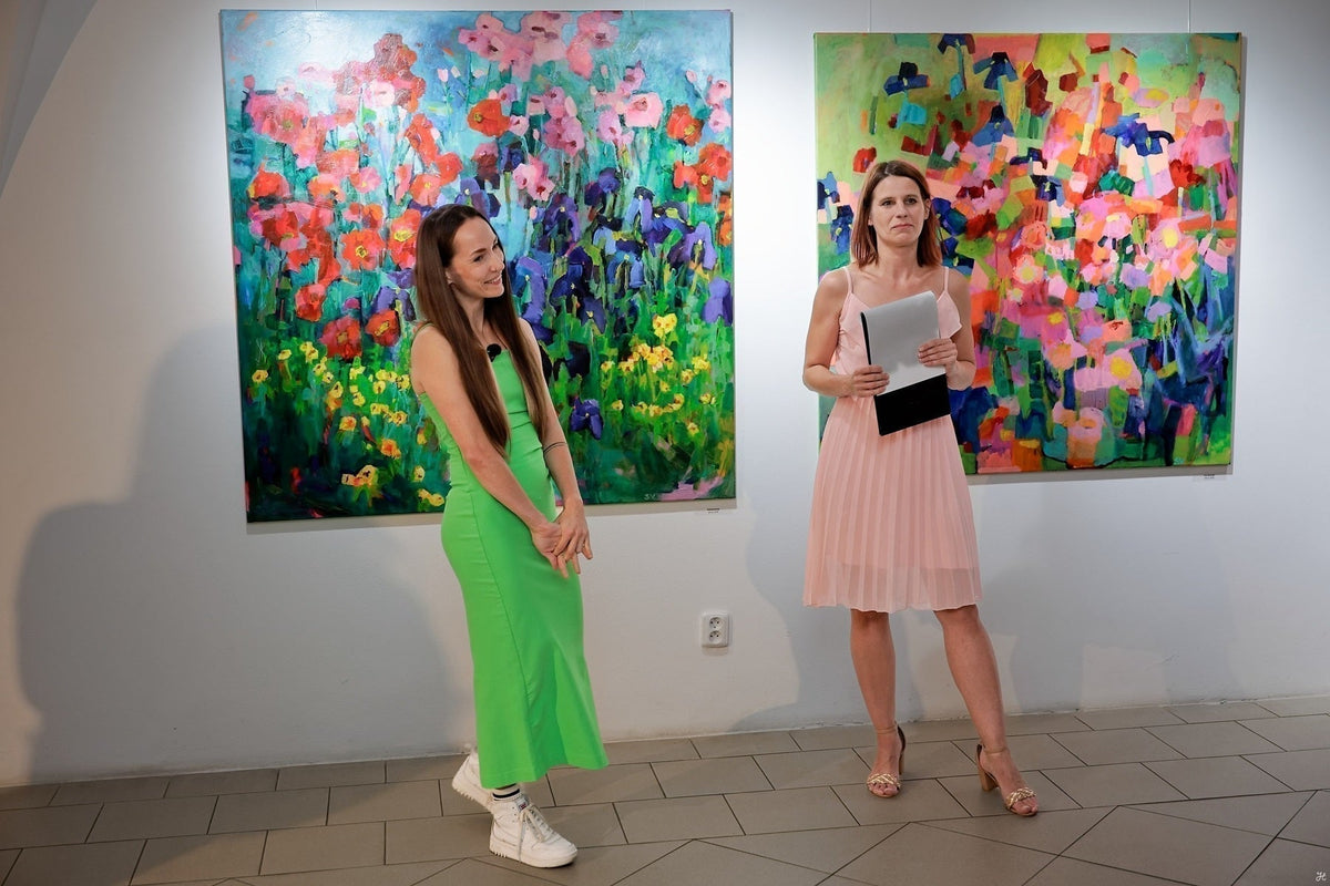 Whispers of Flowers exhibition opening at Gallery of Josef Liesler in Kadaň featuring abstract floral paintings by Simona Vojteskova exploring color, memory and intuition
